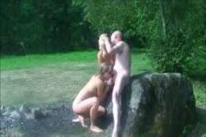 Strandporno en buitensex met opa en twee geile wijven.